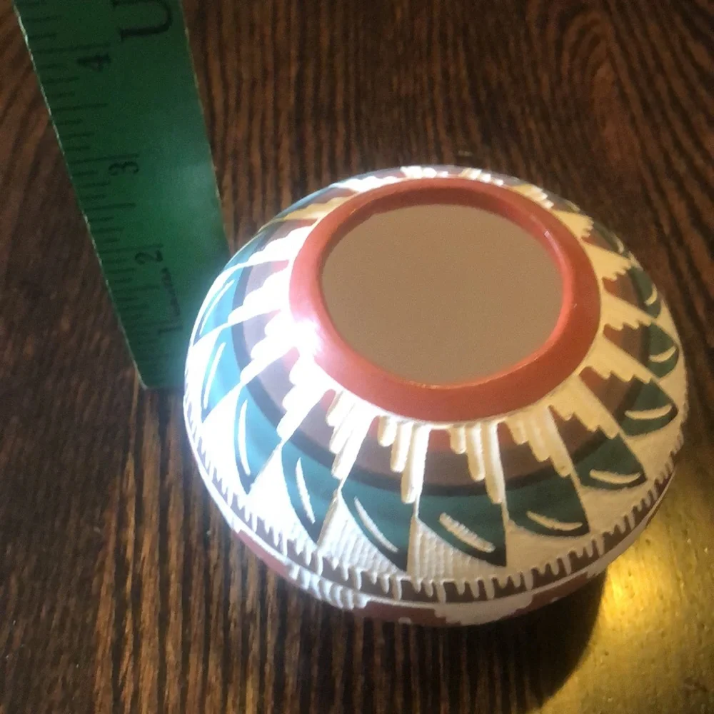 Pretty Native American Pottery Piece Signed - Picture 7 of 8